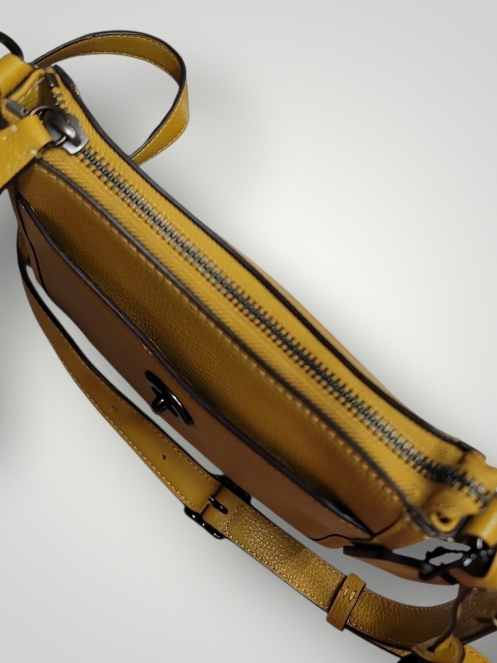 COACH Pebble Leather Chaise Crossbody 19 Bag ~ Style CC390 Flax Color Like New - Picture 5 of 16
